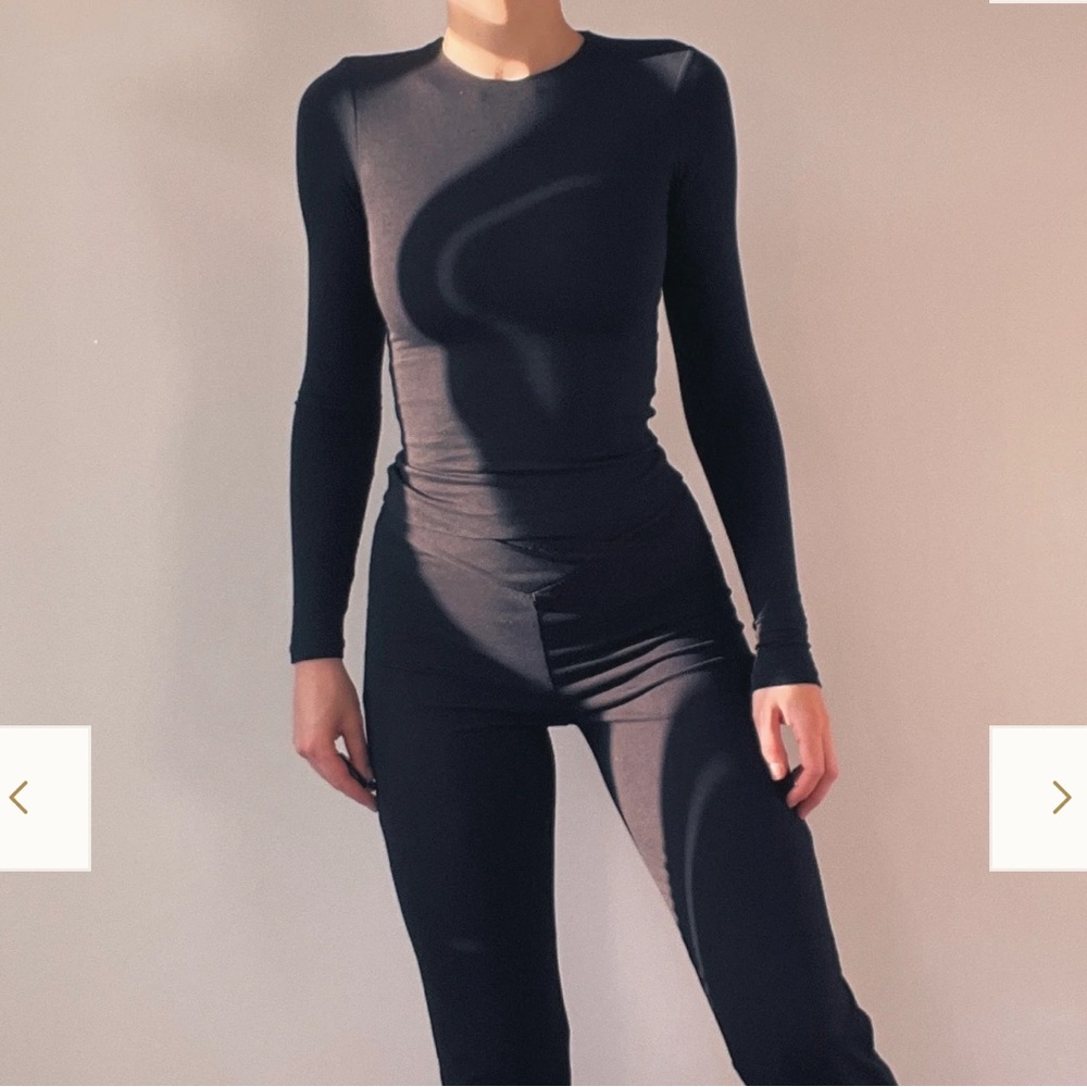 AYM Bourne top in black